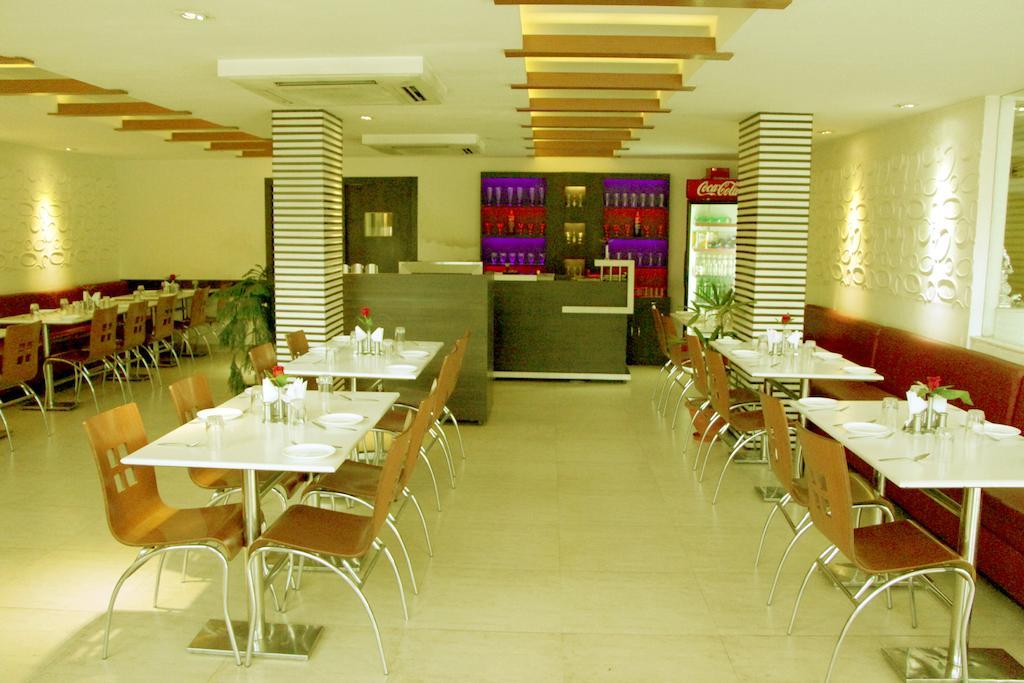 Hotel Crown Palace Allahabad Exterior photo
